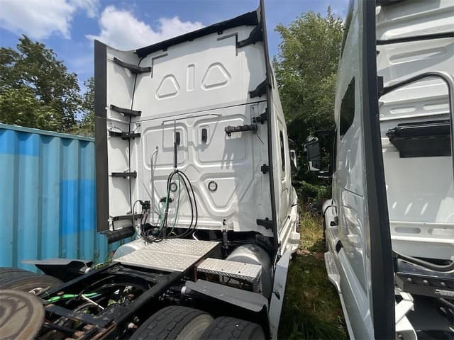 Image of Freightliner Cascadia 126 equipment image 4