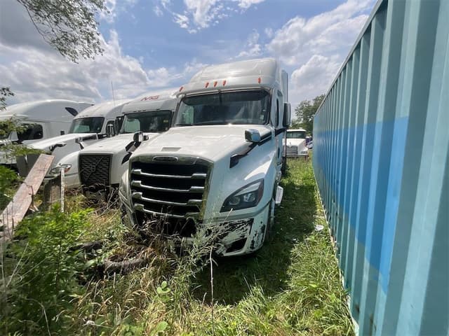 Image of Freightliner Cascadia 126 equipment image 3