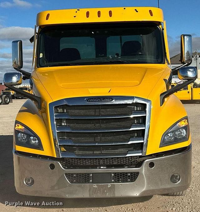 Image of Freightliner Cascadia 126 equipment image 1