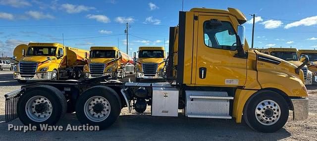 Image of Freightliner Cascadia 126 equipment image 3