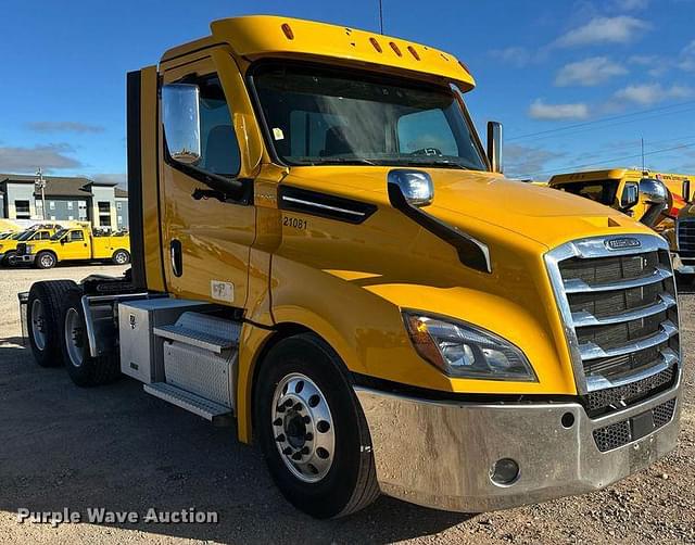 Image of Freightliner Cascadia 126 equipment image 2