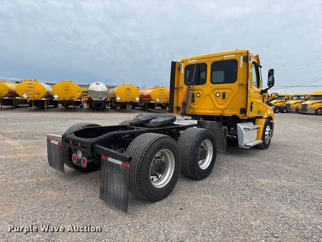 Image of Freightliner Cascadia 126 equipment image 4