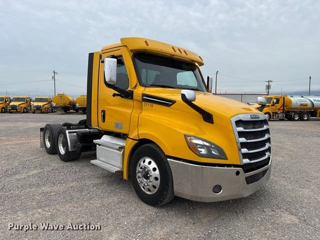 Image of Freightliner Cascadia 126 equipment image 2