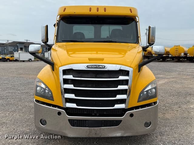 Image of Freightliner Cascadia 126 equipment image 1