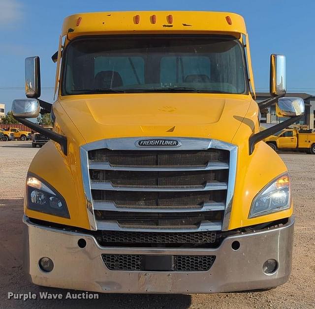 Image of Freightliner Cascadia 126 equipment image 1