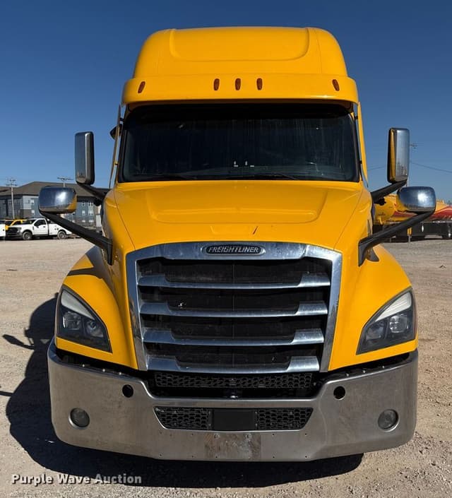 Image of Freightliner Cascadia 126 equipment image 1