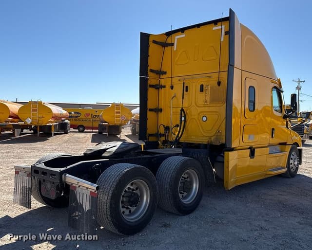 Image of Freightliner Cascadia 126 equipment image 4