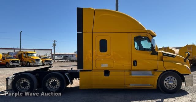 Image of Freightliner Cascadia 126 equipment image 3