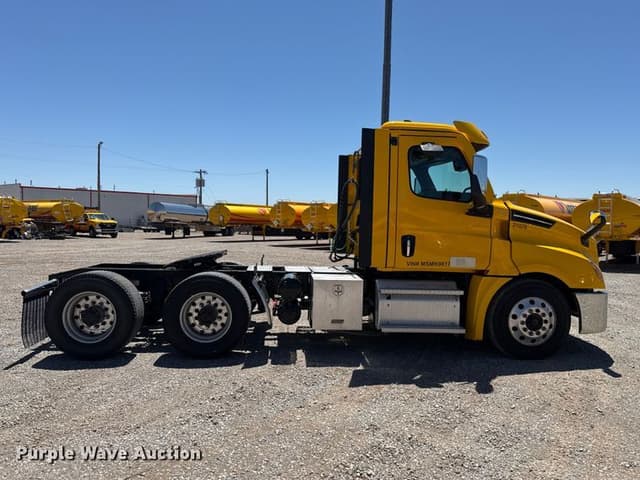 Image of Freightliner Cascadia 126 equipment image 3