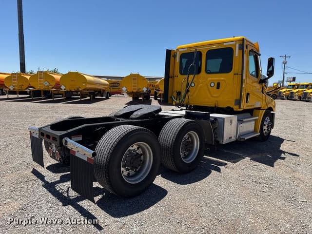 Image of Freightliner Cascadia 126 equipment image 4