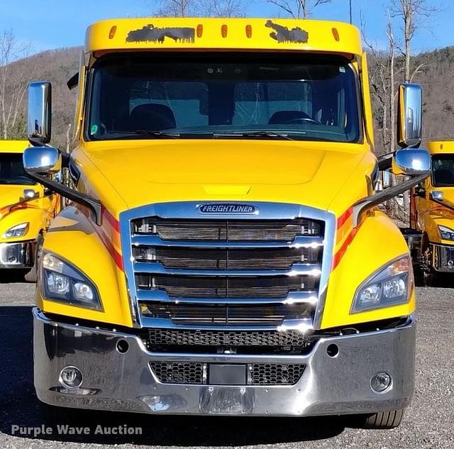 Image of Freightliner Cascadia 126 equipment image 1