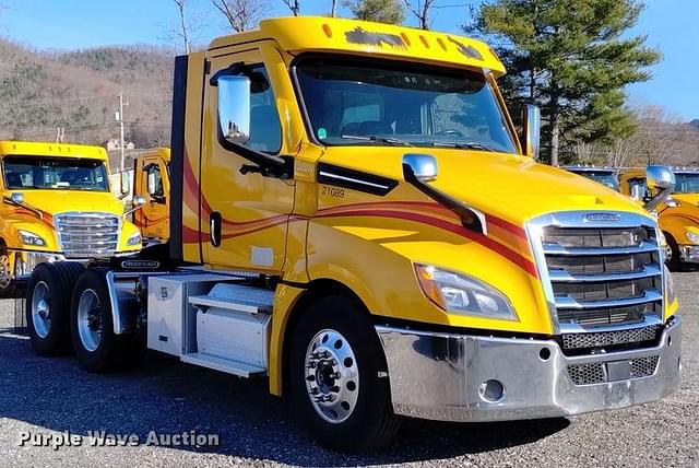 Image of Freightliner Cascadia 126 equipment image 2