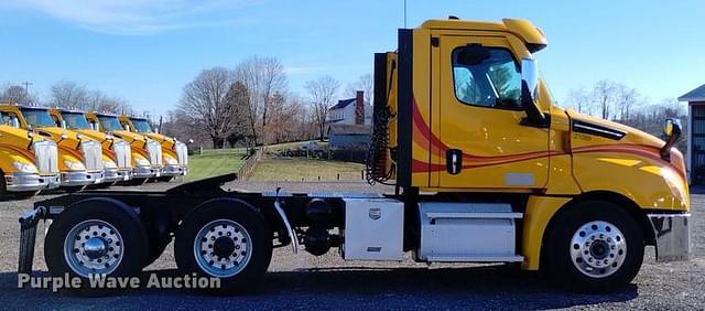 Image of Freightliner Cascadia 126 equipment image 3