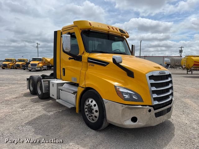Image of Freightliner Cascadia 126 equipment image 2