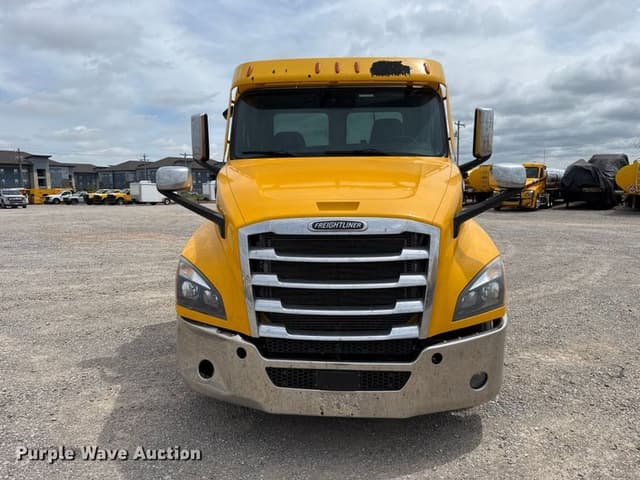 Image of Freightliner Cascadia 126 equipment image 1