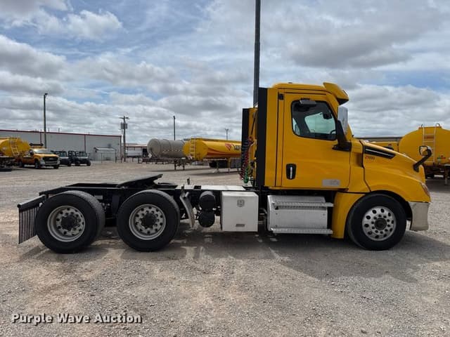 Image of Freightliner Cascadia 126 equipment image 3