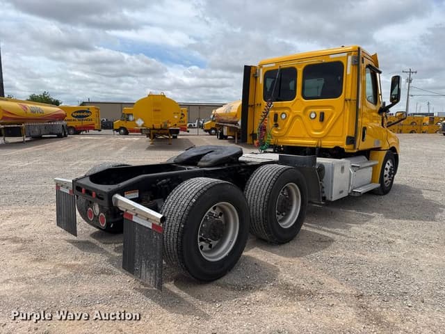 Image of Freightliner Cascadia 126 equipment image 4