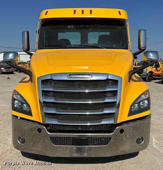 Image of Freightliner Cascadia 126 equipment image 1