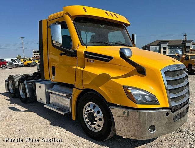 Image of Freightliner Cascadia 126 equipment image 2