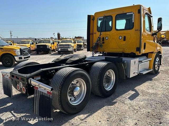 Image of Freightliner Cascadia 126 equipment image 4