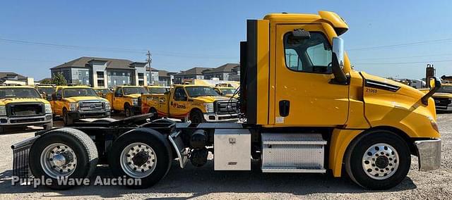 Image of Freightliner Cascadia 126 equipment image 3