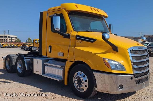 Image of Freightliner Cascadia 126 equipment image 2