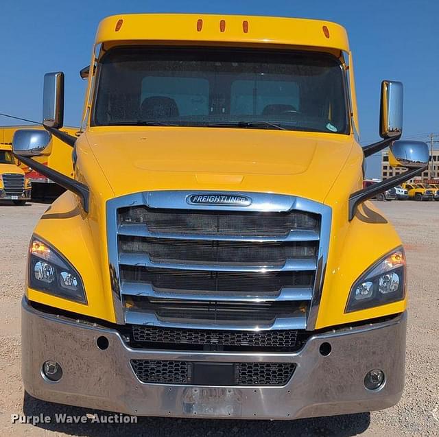 Image of Freightliner Cascadia 126 equipment image 1