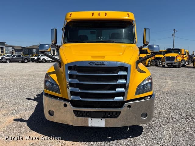 Image of Freightliner Cascadia 126 equipment image 1