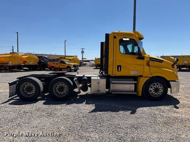 Image of Freightliner Cascadia 126 equipment image 3
