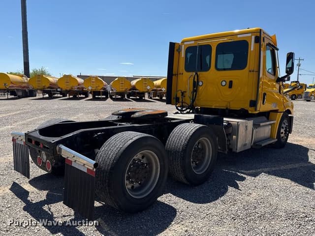 Image of Freightliner Cascadia 126 equipment image 4