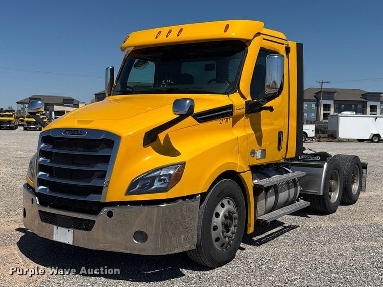 2021 Freightliner Cascadia 126 Equipment Image0