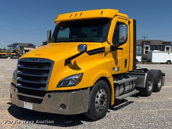 Main image Freightliner Cascadia 126