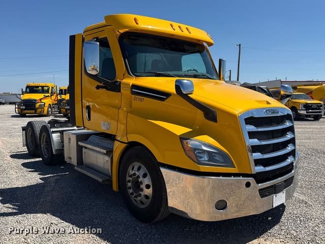 Image of Freightliner Cascadia 126 equipment image 2