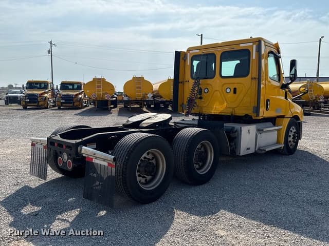 Image of Freightliner Cascadia 126 equipment image 4