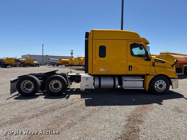 Image of Freightliner Cascadia 126 equipment image 3