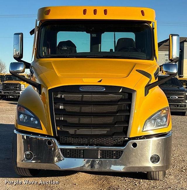 Image of Freightliner Cascadia 126 equipment image 1