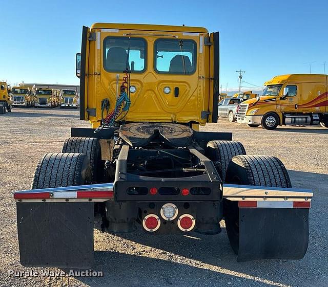 Image of Freightliner Cascadia 126 equipment image 4