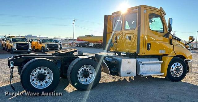 Image of Freightliner Cascadia 126 equipment image 3