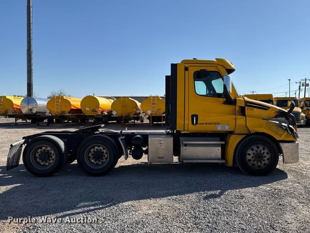 Image of Freightliner Cascadia 126 equipment image 3