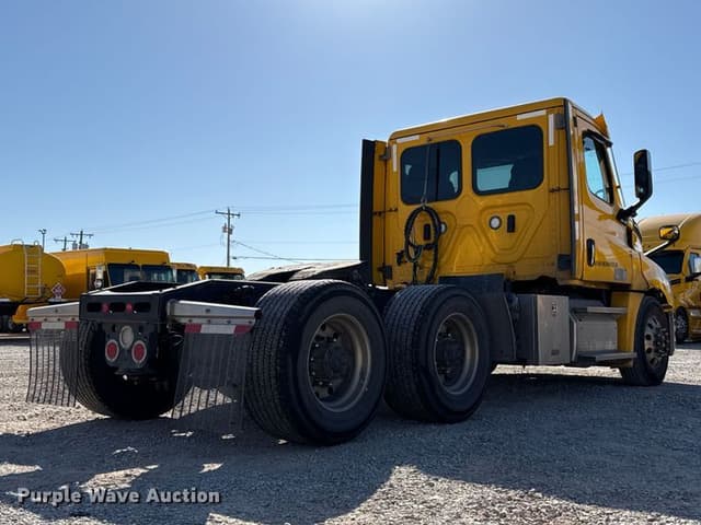 Image of Freightliner Cascadia 126 equipment image 4