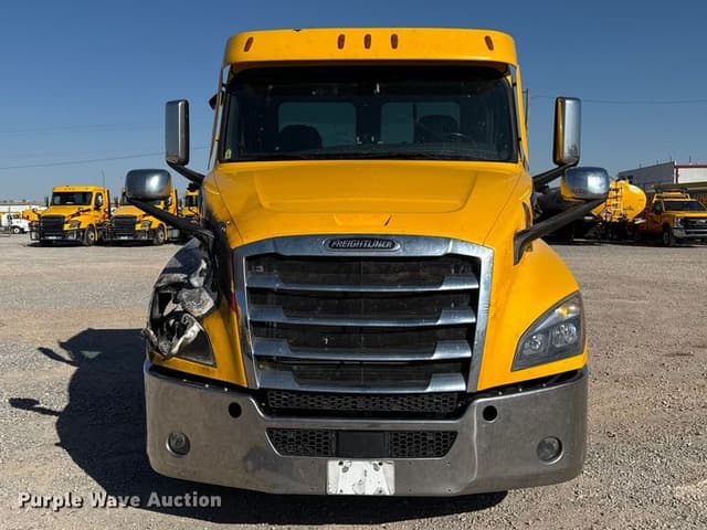Image of Freightliner Cascadia 126 equipment image 1