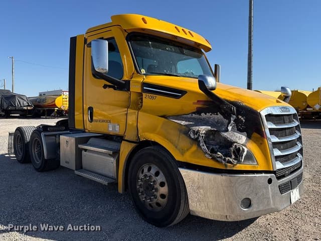 Image of Freightliner Cascadia 126 equipment image 2