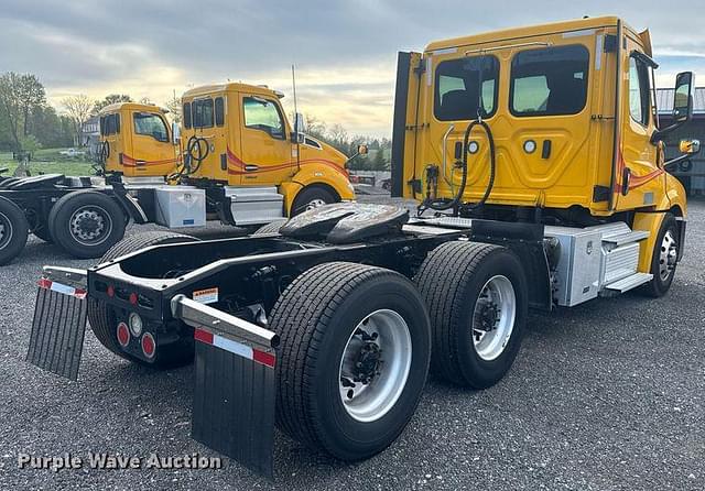 Image of Freightliner Cascadia 126 equipment image 4
