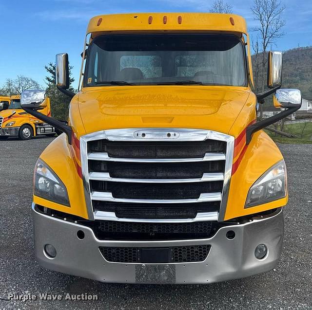 Image of Freightliner Cascadia 126 equipment image 1