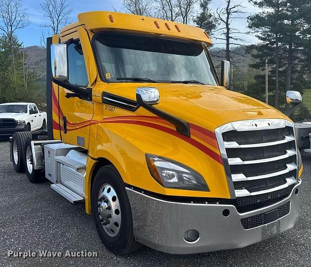 Image of Freightliner Cascadia 126 equipment image 2