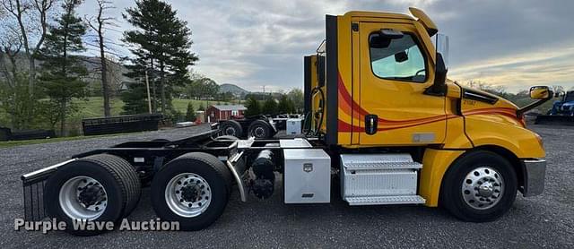 Image of Freightliner Cascadia 126 equipment image 3