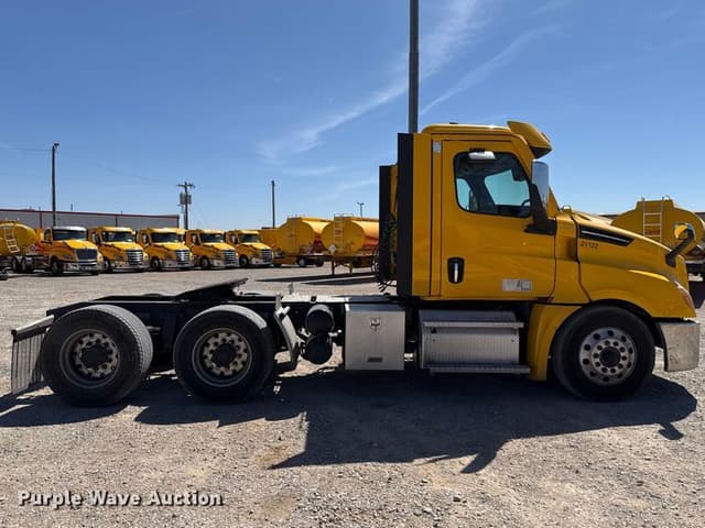 Image of Freightliner Cascadia 126 equipment image 3