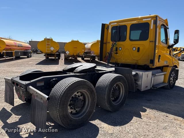 Image of Freightliner Cascadia 126 equipment image 4