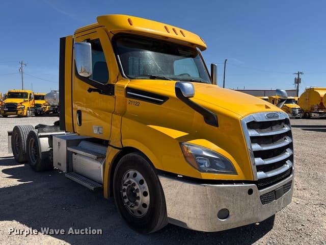 Image of Freightliner Cascadia 126 equipment image 2