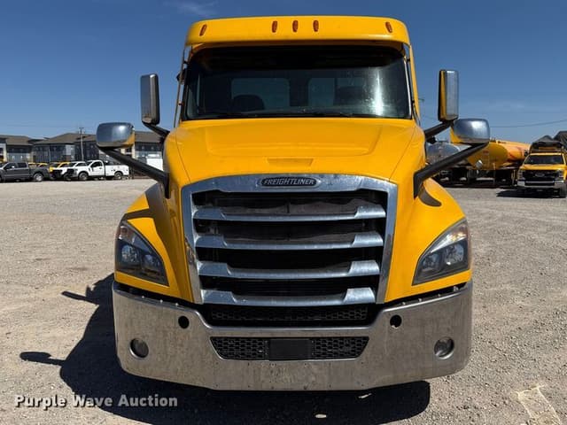 Image of Freightliner Cascadia 126 equipment image 1